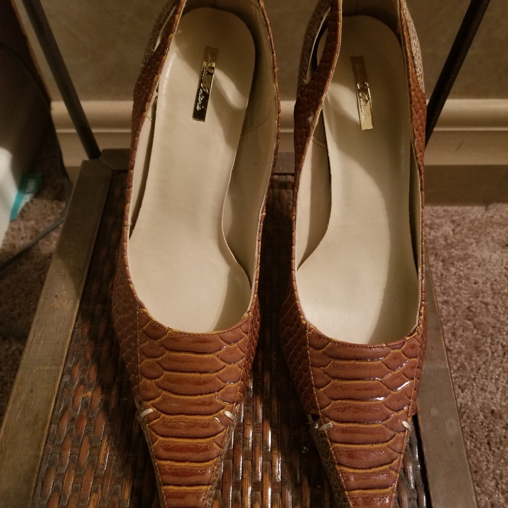 Women Shoe - Picture 3 of 6